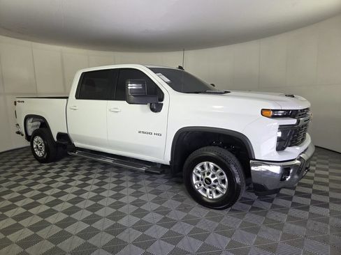 Used 2025 Chevrolet Silverado 2500 LT w/ Convenience Package AWD/4WD image 2