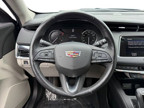 Used 2019 Cadillac XT4 Luxury w/ Cold Weather Package FWD image 12
