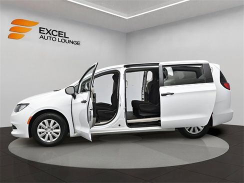Used 2021 Chrysler Voyager L image 51