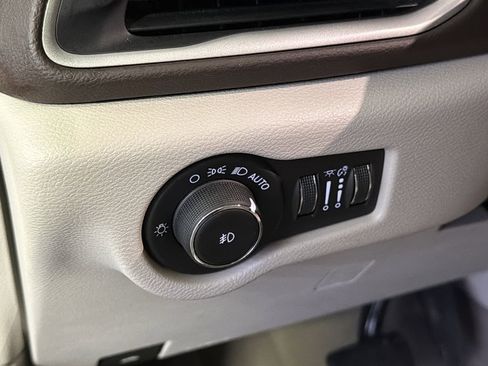 Used 2020 Chrysler Pacifica Touring-L image 17