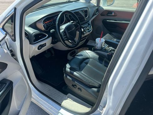 Used 2018 Chrysler Pacifica Touring-L w/ Advanced Safetytec Group FWD image 7