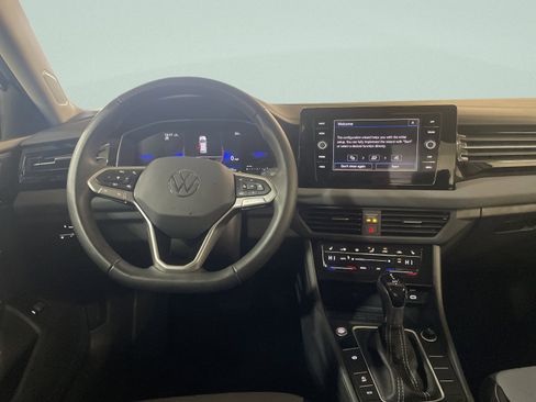 Used 2025 Volkswagen Jetta SE image 16