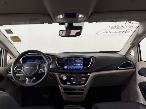 Used 2022 Chrysler Pacifica Touring-L FWD image 3
