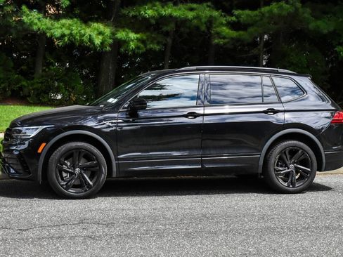 Used 2024 Volkswagen Tiguan SE R-Line AWD/4WD image 3