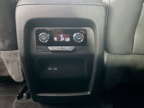 Used 2025 Chevrolet Traverse LT image 27