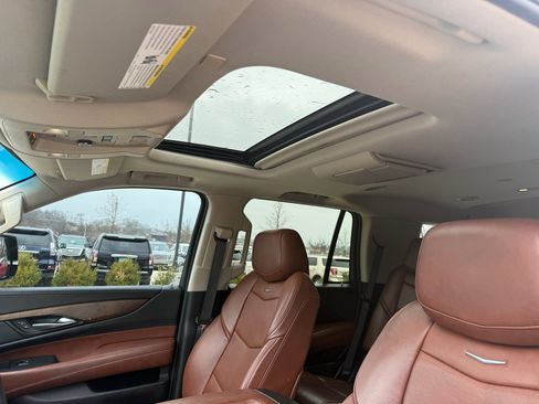 Used 2018 Cadillac Escalade Luxury image 12
