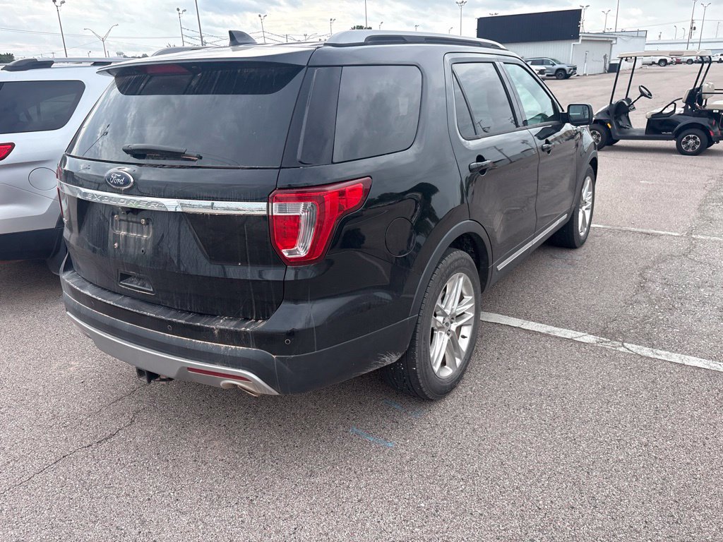 Used 2017 Ford Explorer XLT w/ Equipment Group 202A FWD image 9