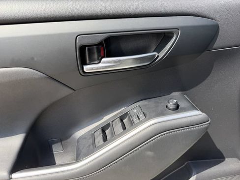Used 2021 Toyota Highlander XLE FWD image 11