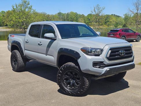 Used 2019 Toyota Tacoma TRD Off-Road AWD/4WD image 2