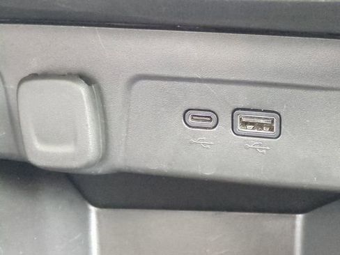 Certified 2025 Chevrolet Trax LT image 24