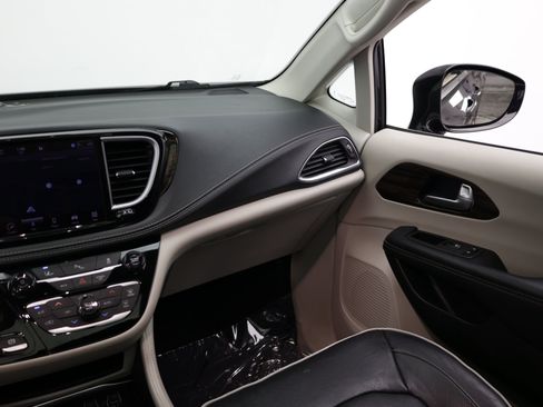 Used 2023 Chrysler Pacifica Limited FWD image 35