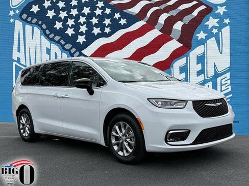 New 2026 Chrysler Pacifica Limited image 1