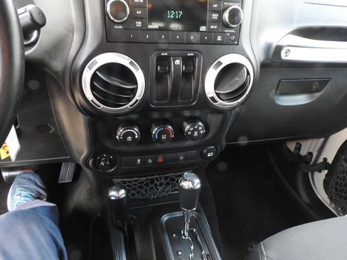 Used 2018 Jeep Wrangler Sahara w/ Connectivity Group AWD/4WD image 11