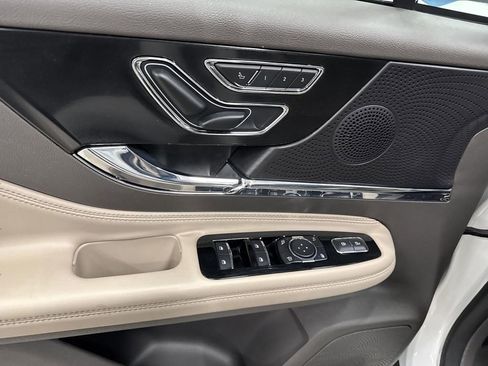 Used 2023 Lincoln Corsair AWD image 28