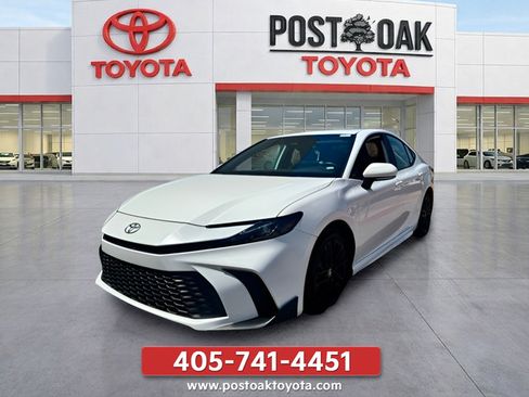 Used 2025 Toyota Camry SE FWD image 1