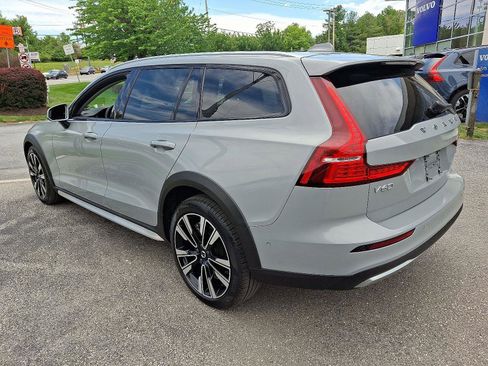 Certified 2025 Volvo V60 B5 Cross Country Ultra w/ Climate Package AWD/4WD image 4