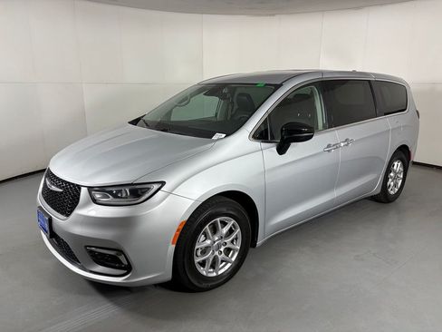 Used 2024 Chrysler Pacifica Touring-L FWD image 4