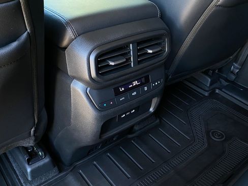 Used 2024 Honda Pilot Touring image 27