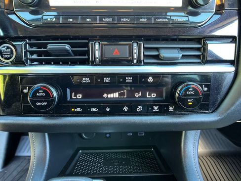 Used 2024 Nissan Pathfinder SL AWD/4WD image 17
