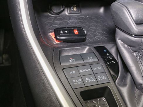 Used 2025 Toyota RAV4 XLE AWD/4WD image 30