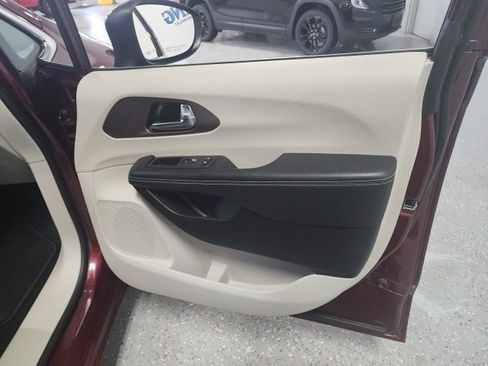 Used 2022 Chrysler Voyager LX image 22