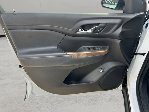 Used 2020 GMC Acadia SLE w/ Driver Convenience Package image 9