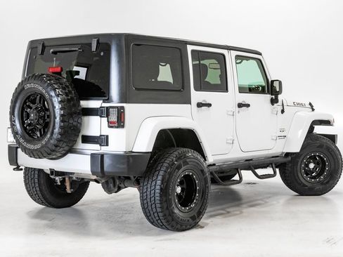 Used 2018 Jeep Wrangler Unlimited Sahara w/ Connectivity Group AWD/4WD image 27