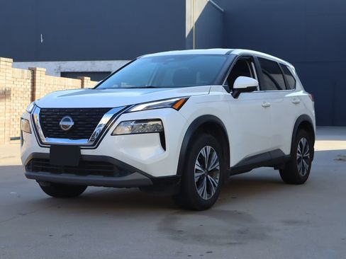 Used 2022 Nissan Rogue SV FWD image 2