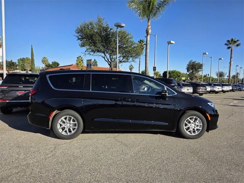 New 2026 Chrysler Pacifica Select image 3