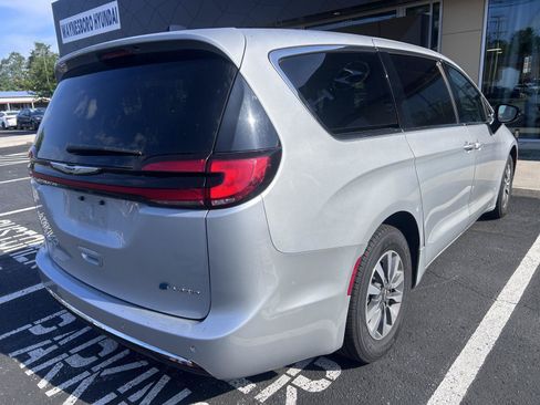 Used 2024 Chrysler Pacifica Limited FWD image 5