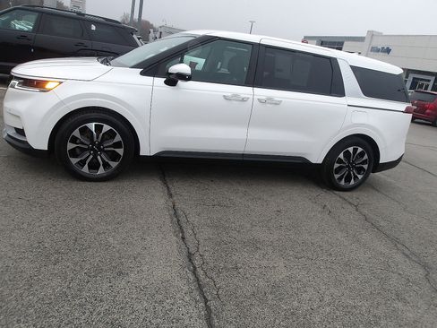 Used 2023 Kia Carnival EX image 4