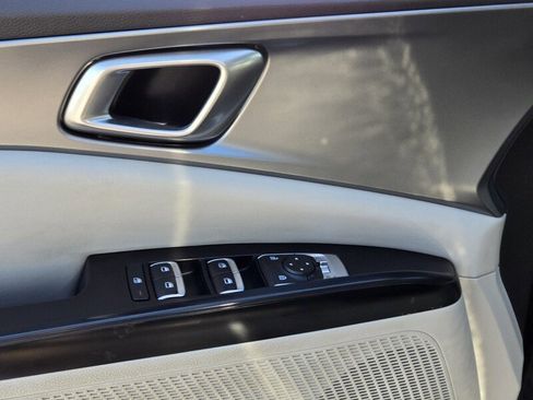 Used 2024 Kia Carnival LX FWD image 19