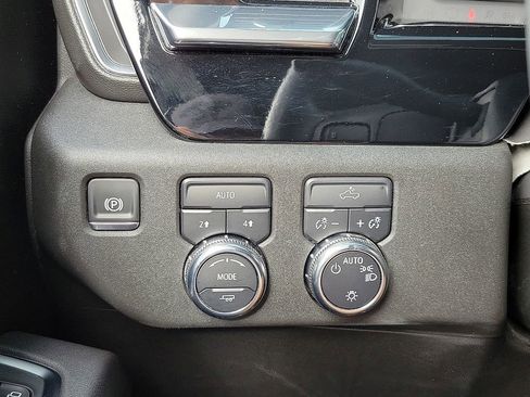 Used 2025 GMC Sierra 1500 SLE w/ Preferred Package image 14