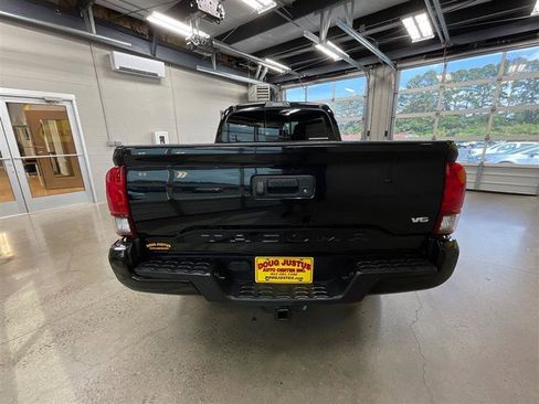 Used 2018 Toyota Tacoma TRD Off-Road w/ Technology Package AWD/4WD image 4