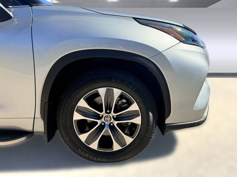 Used 2022 Toyota Highlander XLE image 10