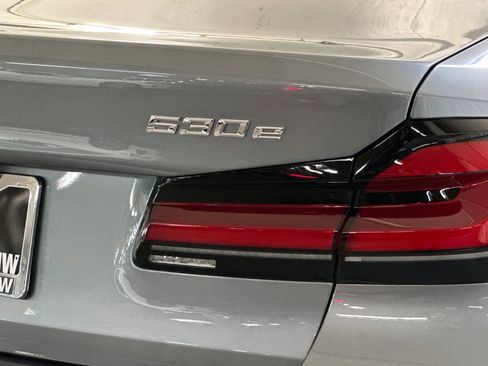 Used 2022 BMW 530e w/ Premium Package image 12