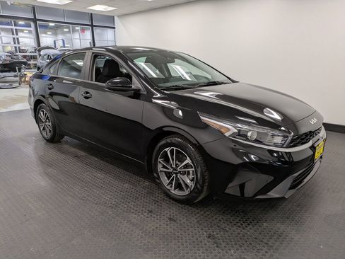 Certified 2022 Kia Forte LXS image 3