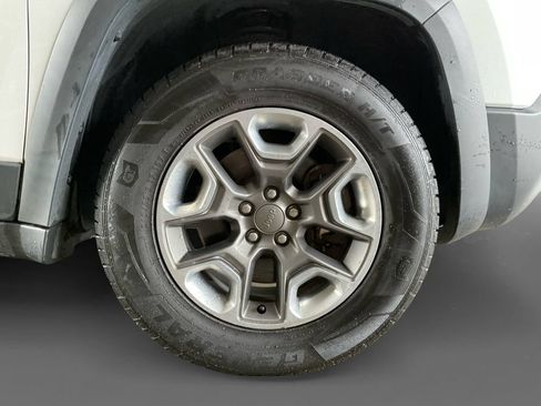 Used 2019 Jeep Cherokee Trailhawk AWD/4WD image 16