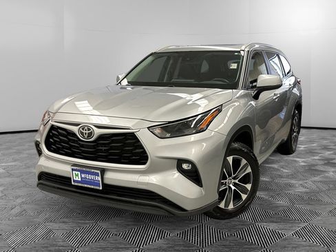 Used 2023 Toyota Highlander XLE AWD/4WD image 1