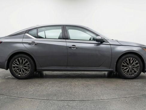 Used 2025 Nissan Altima 2.5 SV image 11