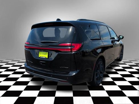 Used 2025 Chrysler Pacifica Limited FWD image 8