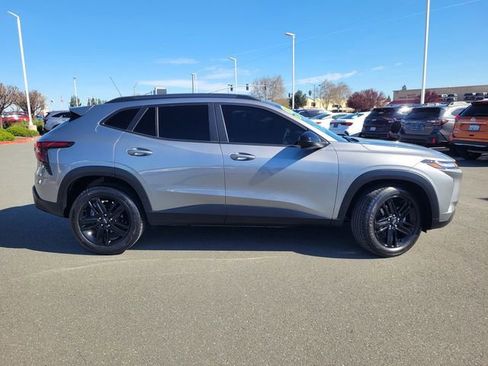 Used 2024 Chevrolet Trax ACTIV w/ Sunroof Package image 3