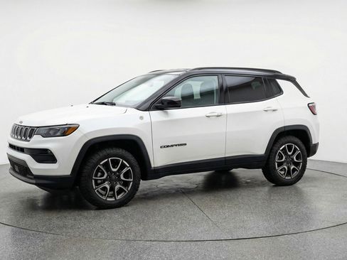 Used 2025 Jeep Compass Trailhawk image 3