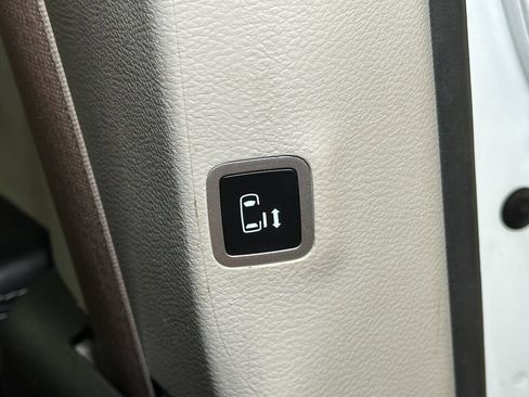 Used 2023 Chrysler Pacifica Touring-L FWD image 24