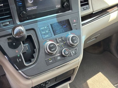 Used 2017 Toyota Sienna XLE w/ XLE Navigation Package FWD image 20
