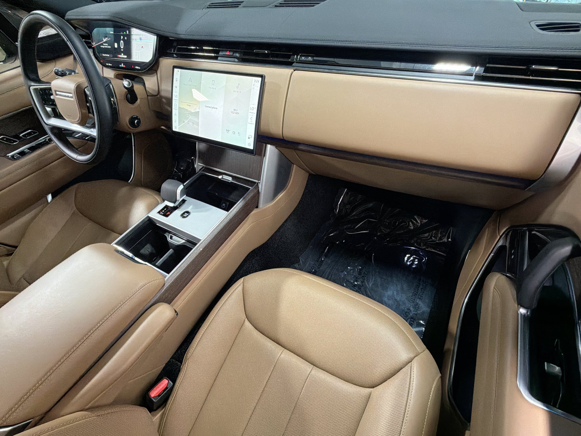 Used 2025 Land Rover Range Rover Long Wheelbase SE AWD/4WD image 16