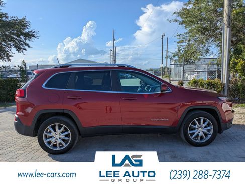 Used 2017 Jeep Cherokee Limited AWD/4WD image 2