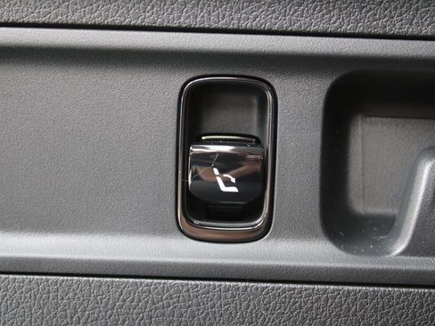 Used 2025 Mercedes-Benz GLC 350e 4MATIC image 9