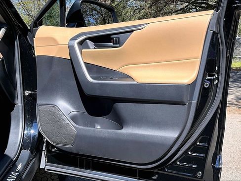 Used 2021 Toyota RAV4 LE image 25