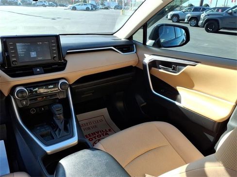 Used 2019 Toyota RAV4 LE image 10